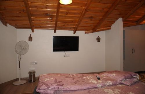 Nainital Chalet De Esquí | Unravel 2BR Attic Floor