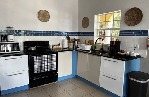 Blue Hills Apartamento | Unrivalled beach access!