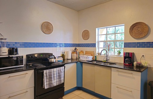 Blue Hills Apartamento | Unrivalled beach access!