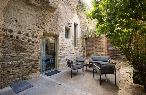Doue-la-Fontaine Apartamento | Unusual Getaway in a Troglodyte Home