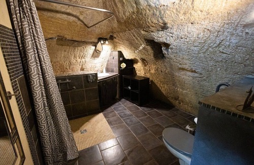 Doue-la-Fontaine Apartamento | Unusual Getaway in a Troglodyte Home