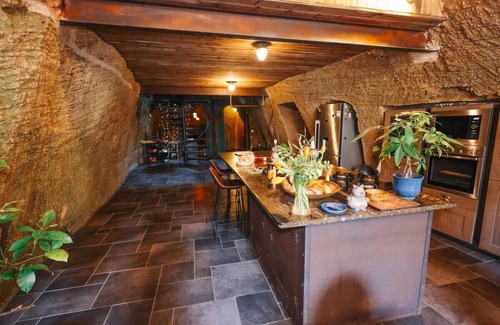 Doue-la-Fontaine Apartamento | Unusual Getaway in a Troglodyte Home