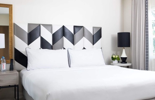 Norma Triangle Hotel | Unveil the Beauty of Los Angeles with 2 Modern Units! Rooftop Pool, Pet-friendly