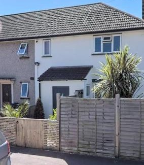 Barking Casa | Unwind 2Bed with Garden, Sauna and Hot Tub