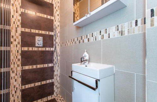 Barking Casa | Unwind 2Bed with Garden, Sauna and Hot Tub