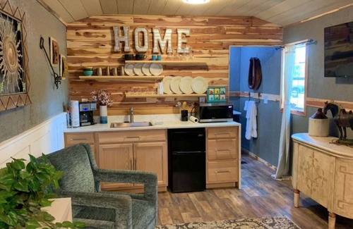 Grove Cabina | "Unwind and Embrace Nature's Serenity at Creekside Cabins: Your Idyllic Retreat!