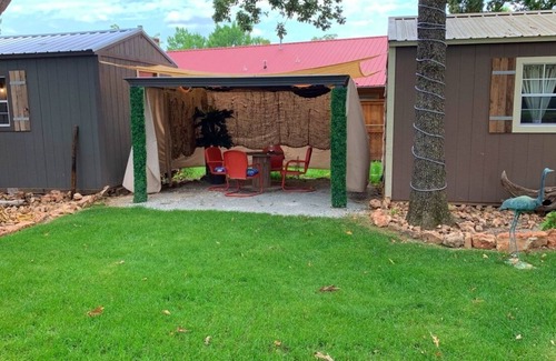 Grove Cabina | "Unwind and Embrace Nature's Serenity at Creekside Cabins: Your Idyllic Retreat!