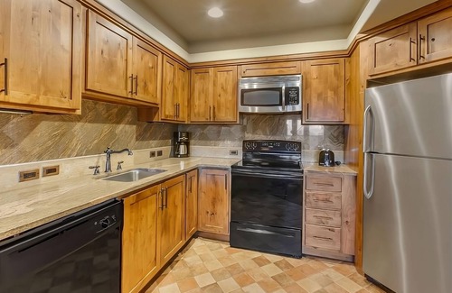 West Sedona Hotel | Unwind and Indulge In Our Oasis! Outdoor Pool, Full Kitchen, Free Parking!