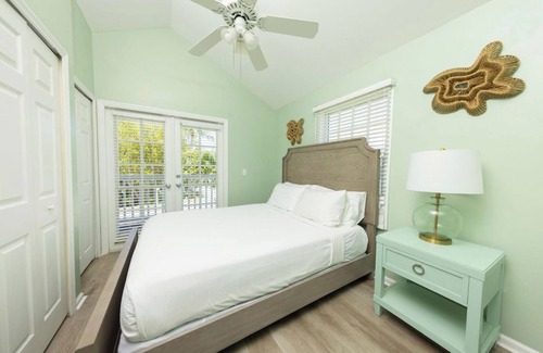 Marathon Hotel | Unwind and Relax! Amazing Unit w/ Spacious Living Room, Balcony, Onsite Pool