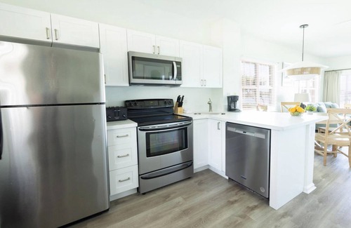 Marathon Hotel | Unwind and Relax! Amazing Unit w/ Spacious Living Room, Balcony, Onsite Pool