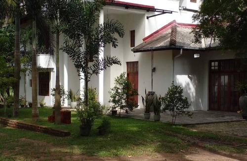 Minuwangoda Casa | Unwind and relax, cozy house on acre by the rice fields, plenty of space to rest