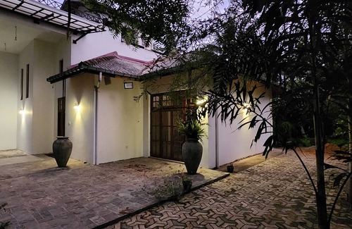 Minuwangoda Casa | Unwind and relax, cozy house on acre by the rice fields, plenty of space to rest