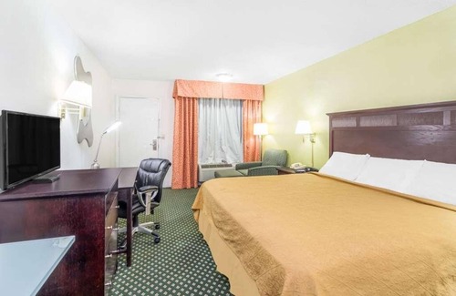 Lookout Valley Neighborhood Association Hotel | Unwind and Relax! Free Parking, Pool, Pets Allowed, Close to Ruby Falls!