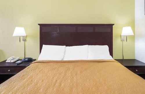 Lookout Valley Neighborhood Association Hotel | Unwind and Relax! Free Parking, Pool, Pets Allowed, Close to Ruby Falls!