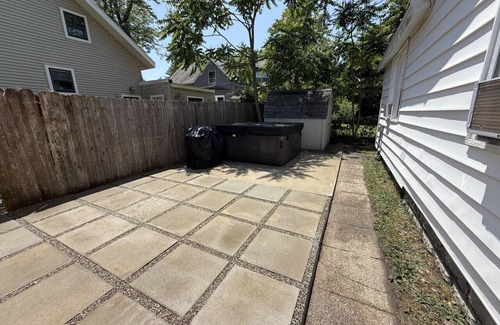 Nims Casa | Unwind at Lakeside | Cozy Beach Town 2 BR, 1 BA