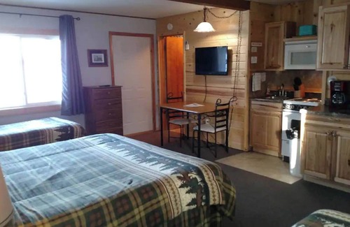 Rice Lake Cabina | Unwind at the lake in Room 12 - Loons Lair - Curriers Lakeview Lodge