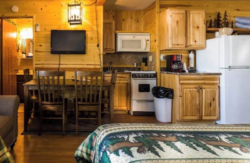 Rice Lake Cabina | Unwind at the lake in Room 12 - Loons Lair - Curriers Lakeview Lodge