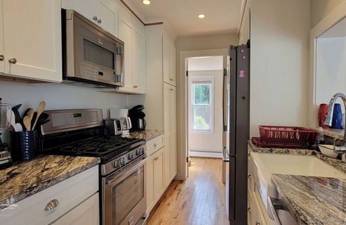 East Boothbay Casa | Unwind by the Bay: Pet-Friendly and Linekin Bay Views!