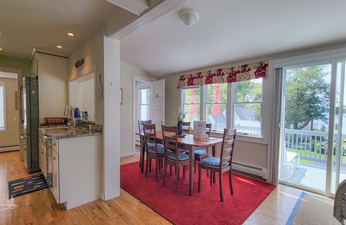 East Boothbay Casa | Unwind by the Bay: Pet-Friendly and Linekin Bay Views!