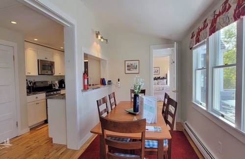East Boothbay Casa | Unwind by the Bay: Pet-Friendly and Linekin Bay Views!