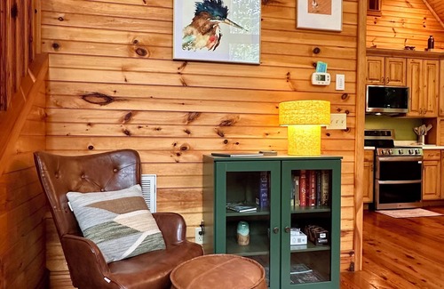 Marshall Cabina | Unwind by the River: Serene Cabin Getaway near Asheville and Hot Springs, NC