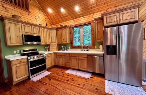 Marshall Cabina | Unwind by the River: Serene Cabin Getaway near Asheville and Hot Springs, NC