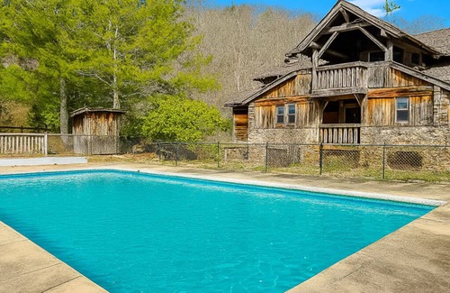 Wolf Laurel Cabina | Heated Pool.Hot Tub, Sauna, Views, Game Room. Minutes to Hatley PointSki