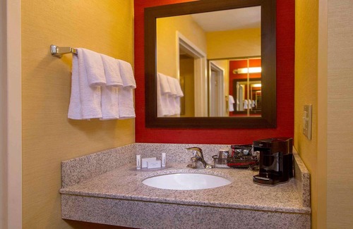 Durham Hotel | Unwind in 4 Classic Units W/ FREE Parking in Durham! Pets Allowed, Pool!