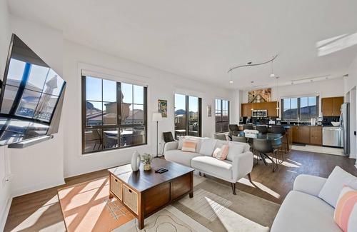 Lake Las Vegas Condominio | Unwind in a luxurious 2BR penthouse on the shores of Lake Las Vegas