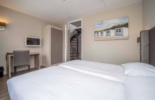 Westkapelle Hotel | Unwind in Comfort w/ Breathtaking Views of the Dunes – Ideal Beachfront Escape!