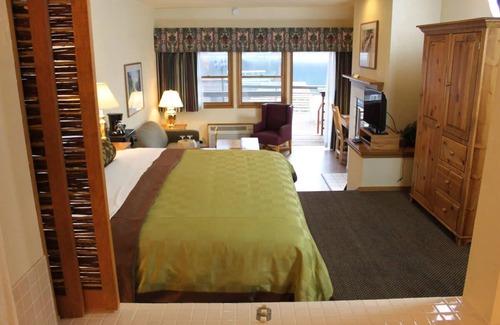 Bass Lake Hotel | Unwind in Luxurious Lakeview Chalet w/Scenic Nature, Perfect Thrill & Relaxation