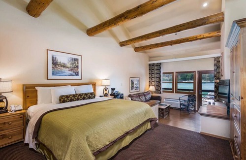 Bass Lake Hotel | Unwind in Luxurious Lakeview Chalet w/Scenic Nature, Perfect Thrill & Relaxation