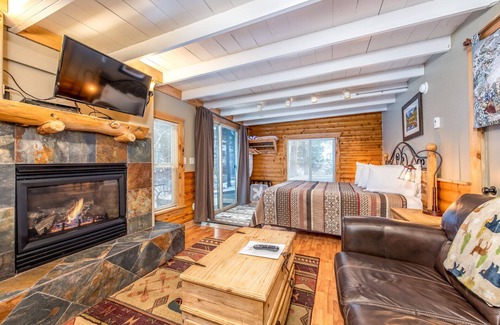 Estes Park Cabaña | Unwind in our charming cottage, perfect for a romantic getaway or solo retreat.