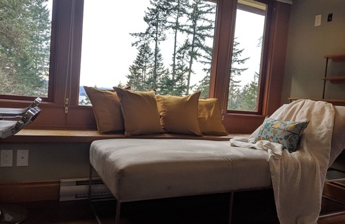 Pender Island Cabina | Unwind in Paradise: Waterfront Coach House with Incredible Views, Pender Island