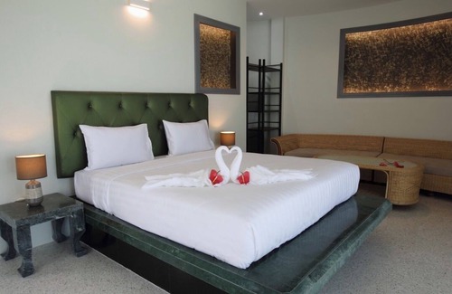 Khanom Complejo | Unwind in Peaceful Khanom: Comfortable Stays, Tasty Thai Cuisine