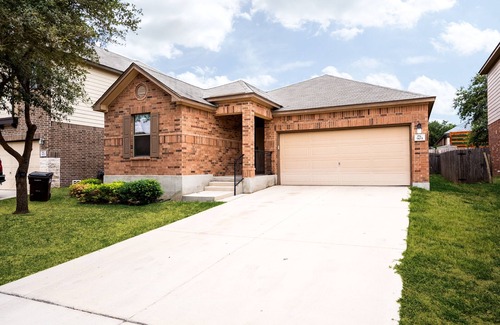 San Antonio Casa | Unwind In Style And Comfort 3 Bedroom Home by RedAwning