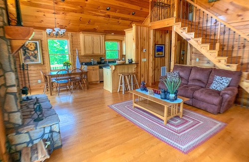 West Jefferson Cabina | OVER THE RIVER- CABINA DE 3 NIVELES CON VISTAS A LA MONTA��A Y AL RÍO, WiFi Y TINA DE JACUZZI!
