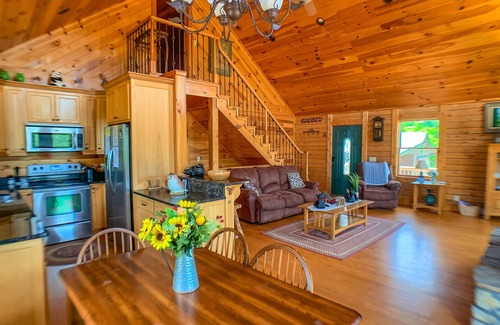 West Jefferson Cabina | OVER THE RIVER- CABINA DE 3 NIVELES CON VISTAS A LA MONTA��A Y AL RÍO, WiFi Y TINA DE JACUZZI!
