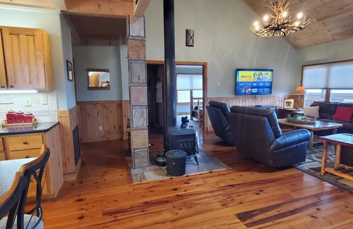 West Jefferson Cabina | Your Perfect Cabin Stay at El Cabitan Is Just a Click Away!