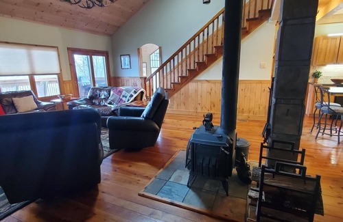 West Jefferson Cabina | Your Perfect Cabin Stay at El Cabitan Is Just a Click Away!