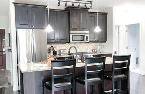 Central Okanagan Condominio | Unwind in the epitome of luxury and style in thiis beach front haven.