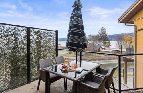 Central Okanagan Condominio | Unwind in the epitome of luxury and style in thiis beach front haven.