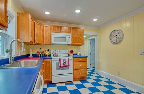 Bristol Casa | Unwind in the recently remodeled cute little house at the iconic State Street.