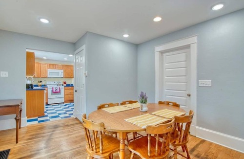 Bristol Casa | Unwind in the recently remodeled cute little house at the iconic State Street.