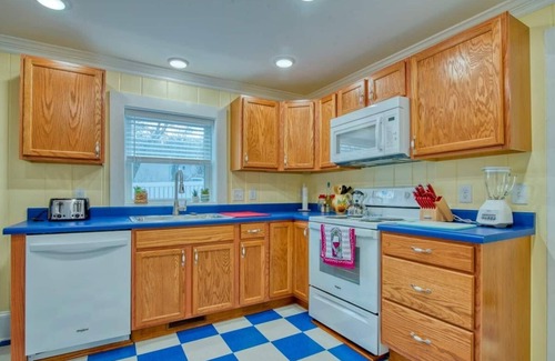 Bristol Casa | Unwind in the recently remodeled cute little house at the iconic State Street.