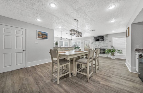 Seven Coves Casa | Unwind on the Deck - Steps from the Lake!