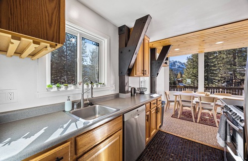 Olympic Valley Cabina | Mountain Views| Dog Friendly | Close to Golf, Stables, and Village | Sleeps 8