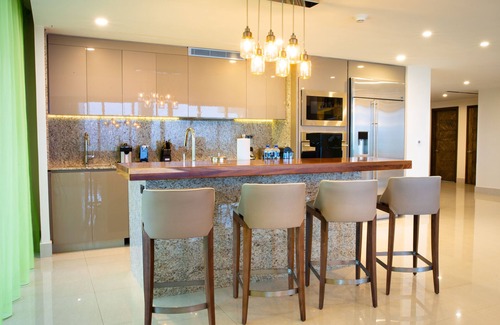 Cancún Complejo | Unwrap Tropical Bliss: Experience Holiday Luxury in 3-Bedroom Ocean Front Oasis!