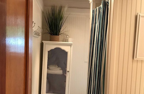 Traverse City Cabina | Up North, Comfortable Cabin steps from Bass Lake and Minutes from Traverse City!