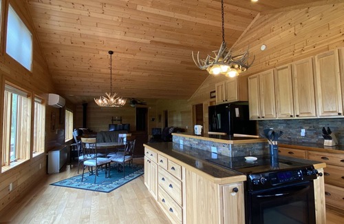 Minong Chalet De Esquí | Up north Lake Cabin with 2 King beds on 9 acres